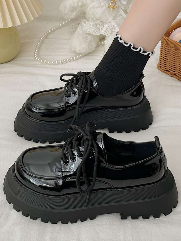 🖤 Chaussures compensées noires brillantes – Élégance & Confort au quotidien