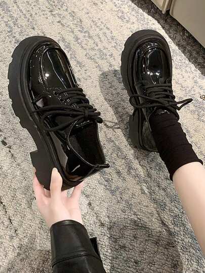 🖤 Chaussures compensées noires brillantes – Élégance & Confort au quotidien