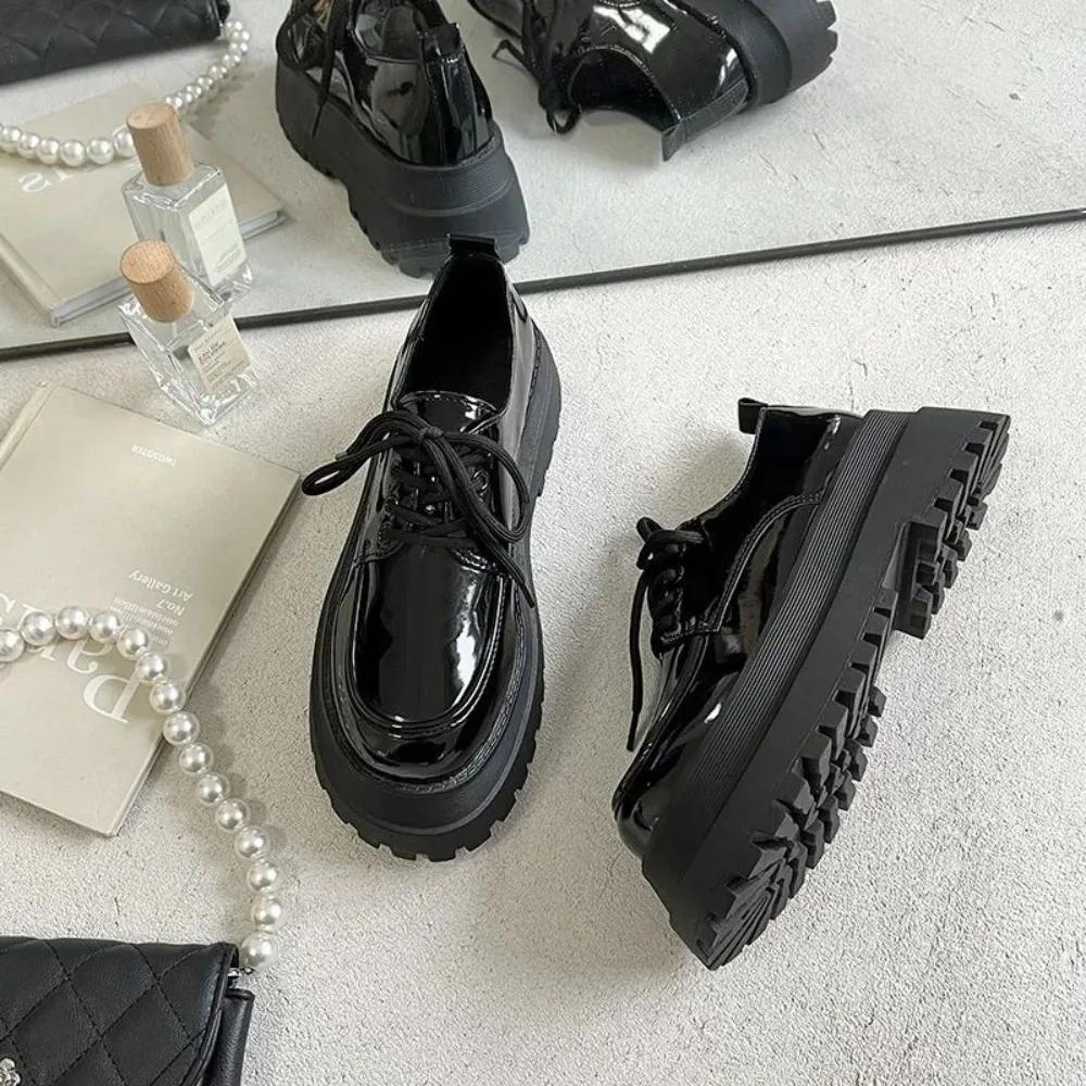 🖤 Chaussures compensées noires brillantes – Élégance & Confort au quotidien