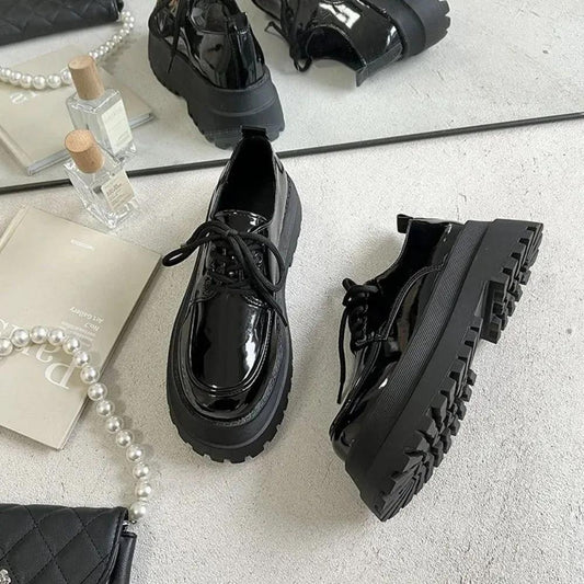 🖤 Chaussures compensées noires brillantes – Élégance & Confort au quotidien